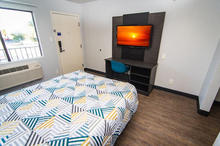 1 Queen Bed (15 of 19)
