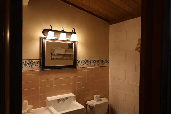 Basic Room 1 Queen Bed (1 of 3)