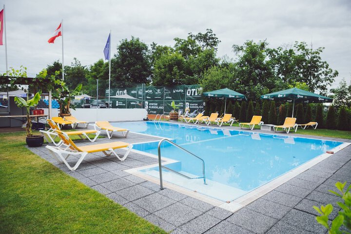 Hotel with Pool