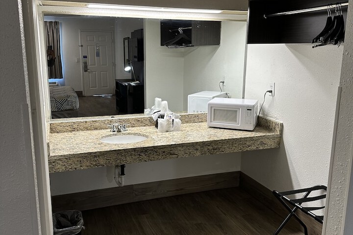 King Room Disability Accessible (23 of 27)
