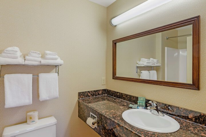 2 Queen Beds High Speed Internet 1st Flr Micro Refridgerator Full Breakfast (6 of 11)