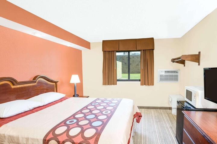 1 Queen Bed (9 of 11)