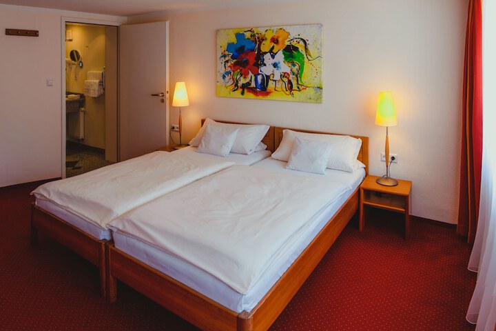Room 3 of 34