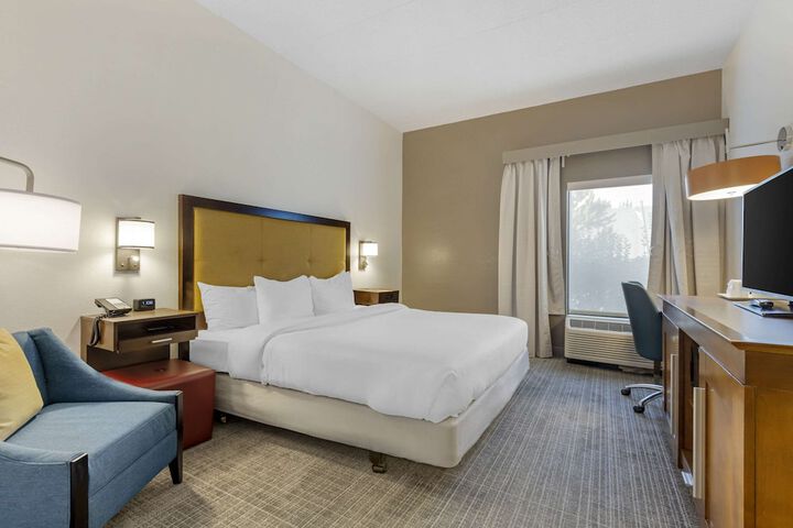 1 King Bed (5 of 11)