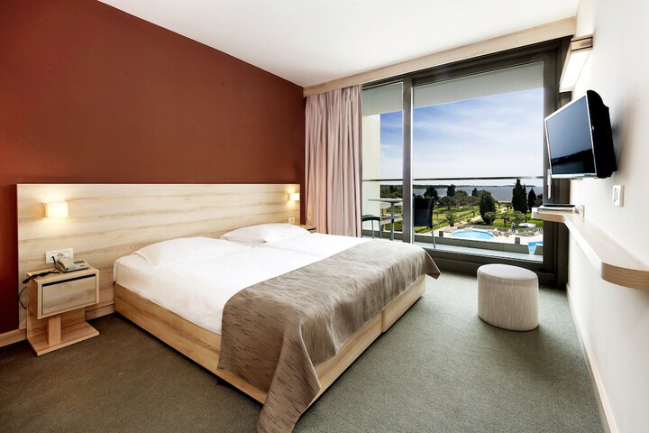 Room 9 of 72