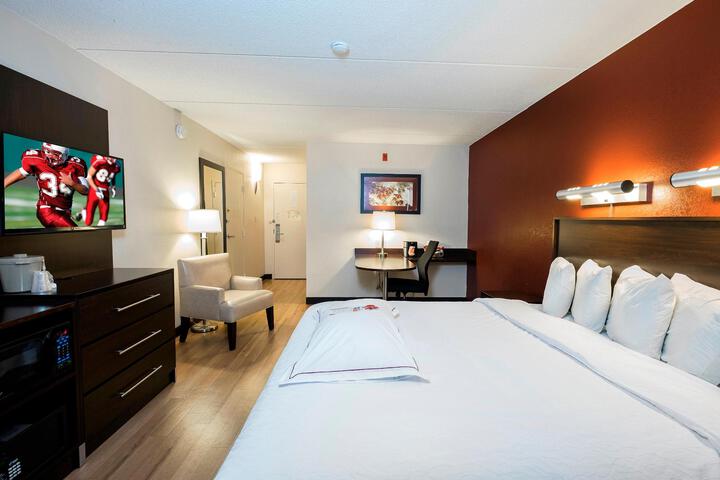 Premium King Bed (10 of 25)
