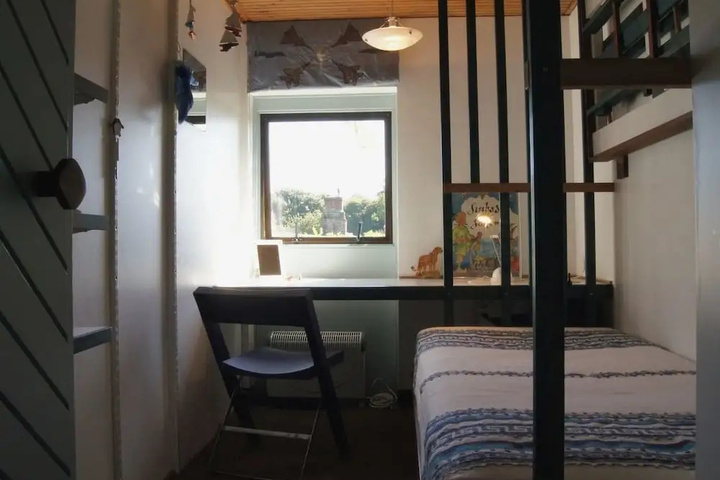 Room 2 of 10