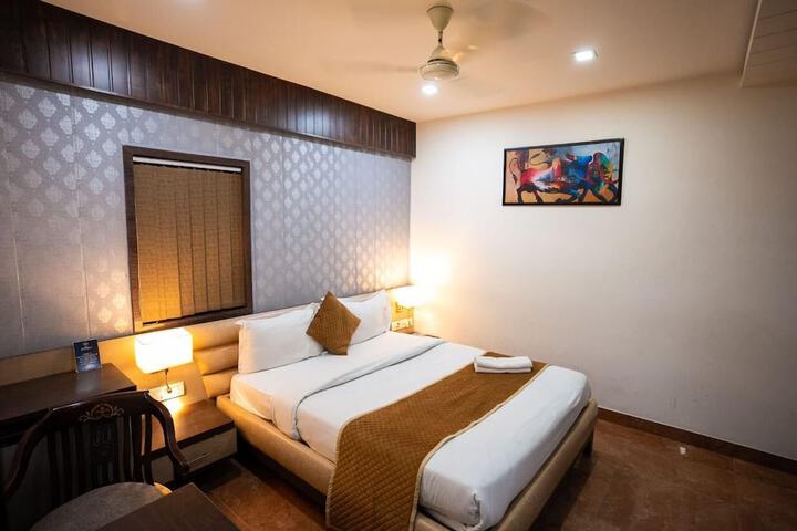 Room 6 of 14
