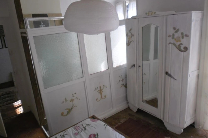 Room 2 of 10