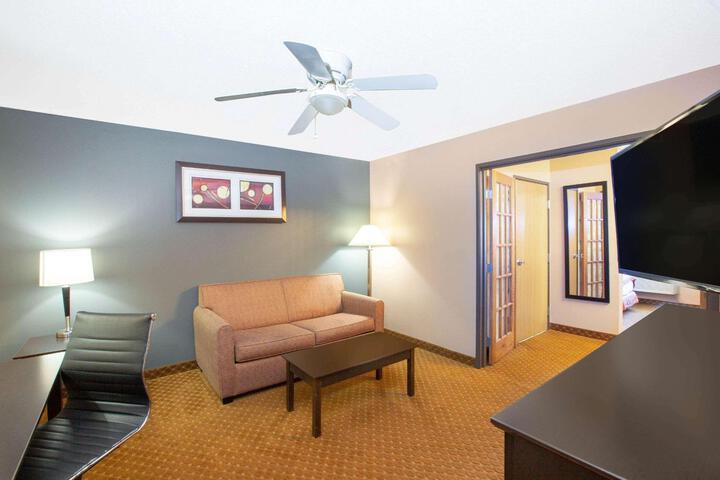 2 Queen Beds (3 of 6)