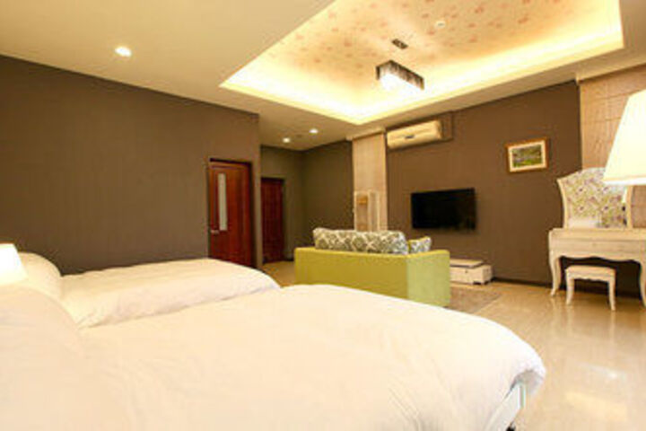 Room 13 of 20