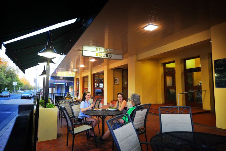 Dining 15 of 16