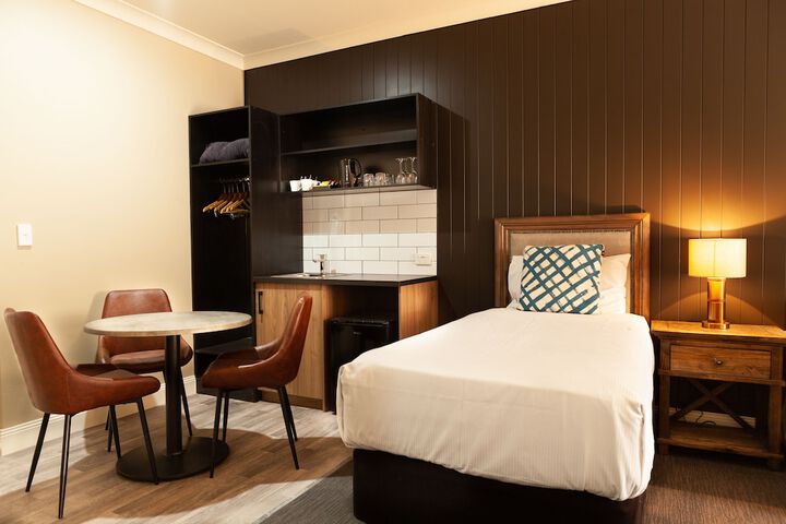 Room 32 of 77