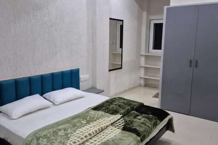 Room 7 of 32