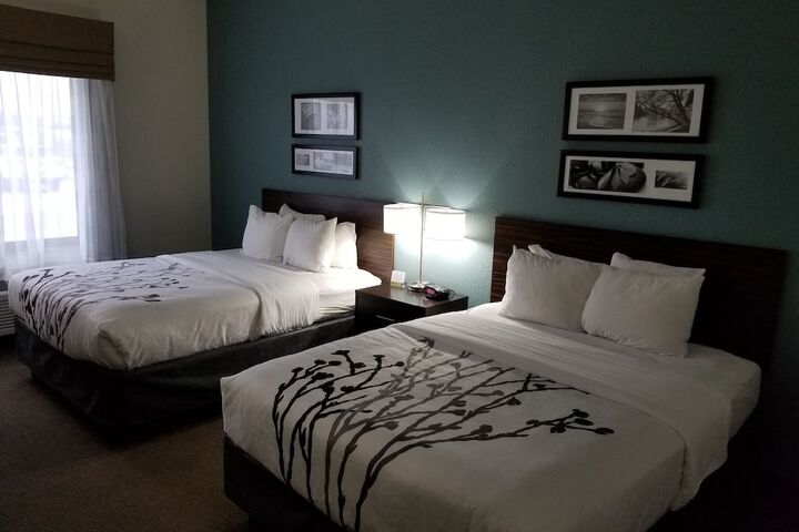 2 Queen Beds Mobility Accessible (19 of 20)