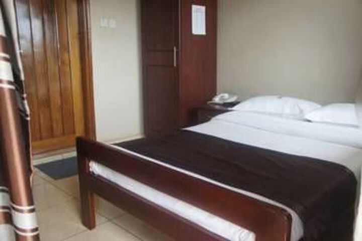Room 9 of 32