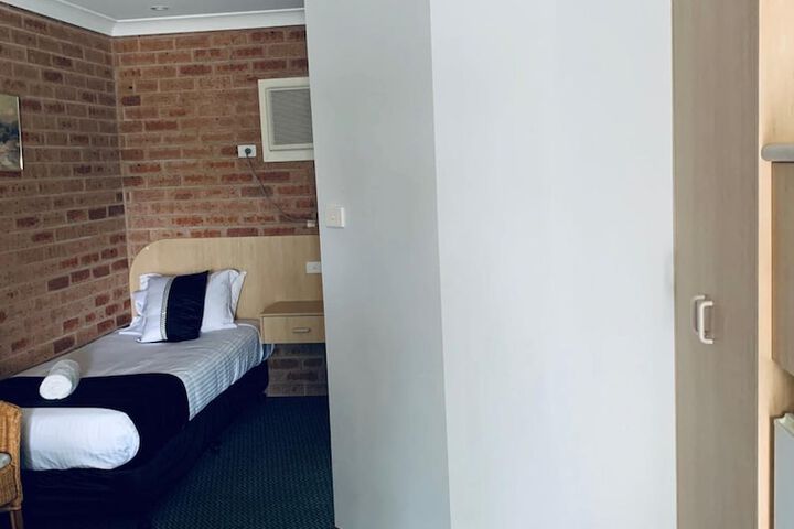Room 28 of 68