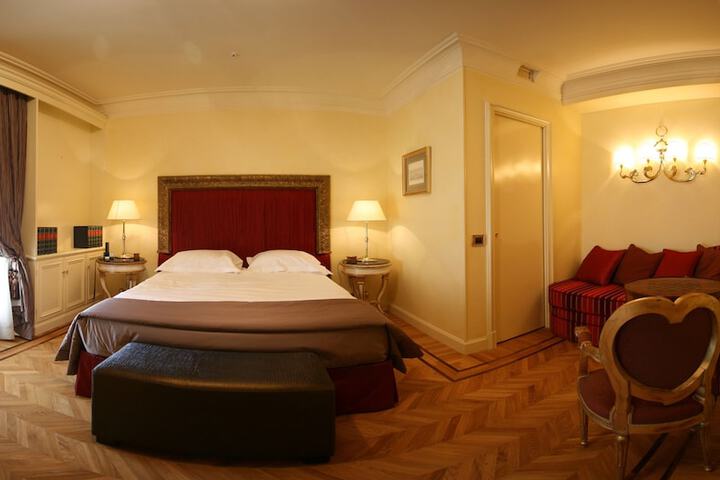 Room 38 of 77