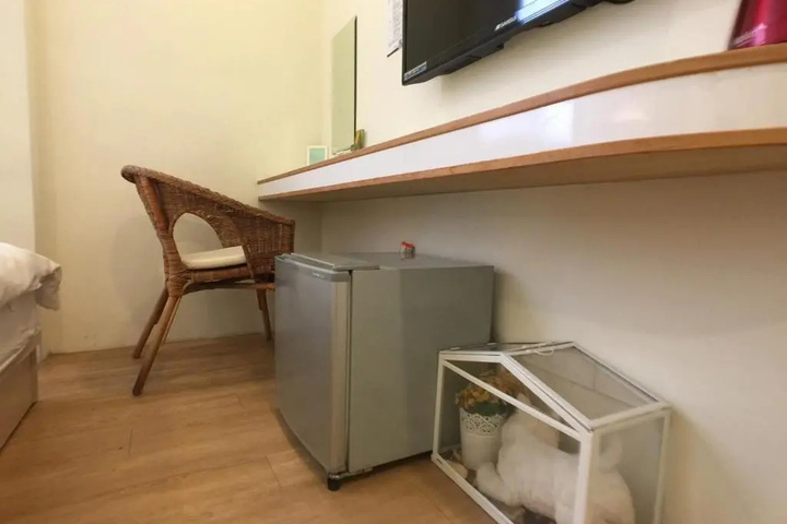 Room 9 of 12