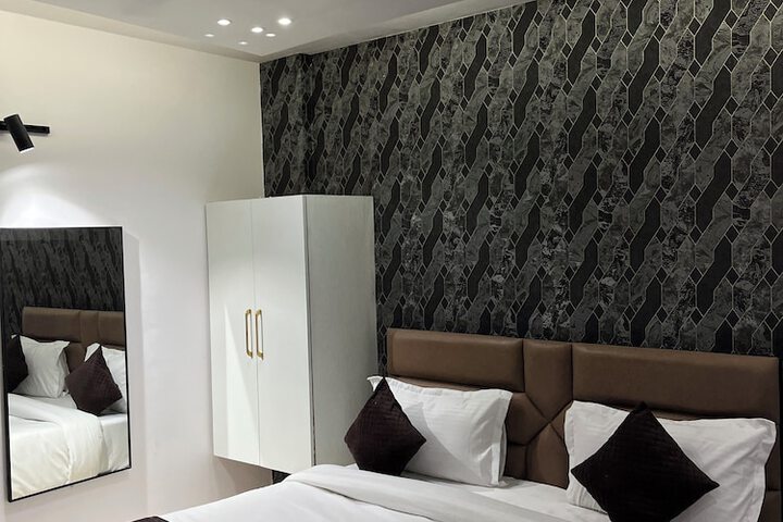 Room 4 of 7