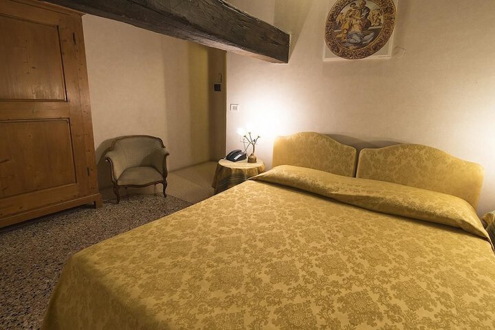Room 7 of 32