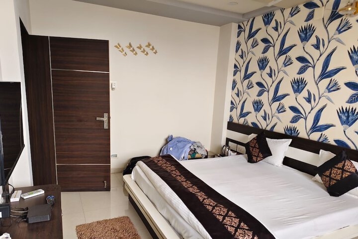 Room 6 of 10