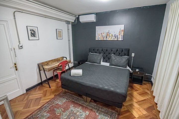Room 3 of 28
