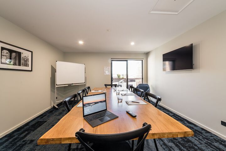 Business Center 23 of 27