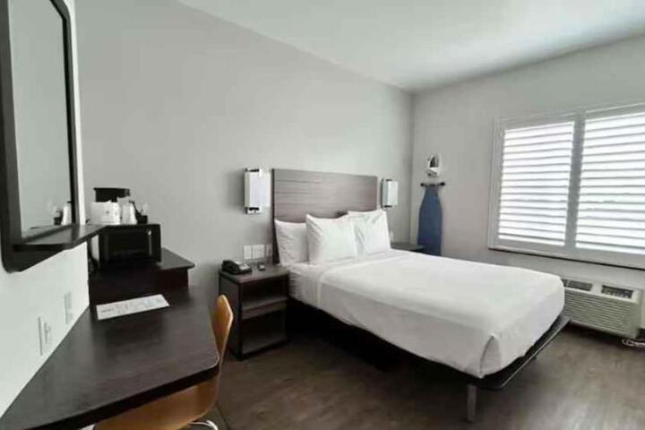 1 Queen Bed (15 of 26)
