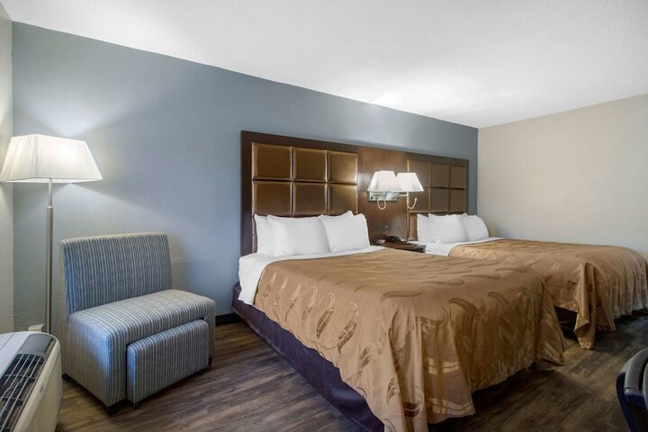 2 Queen Beds (13 of 16)