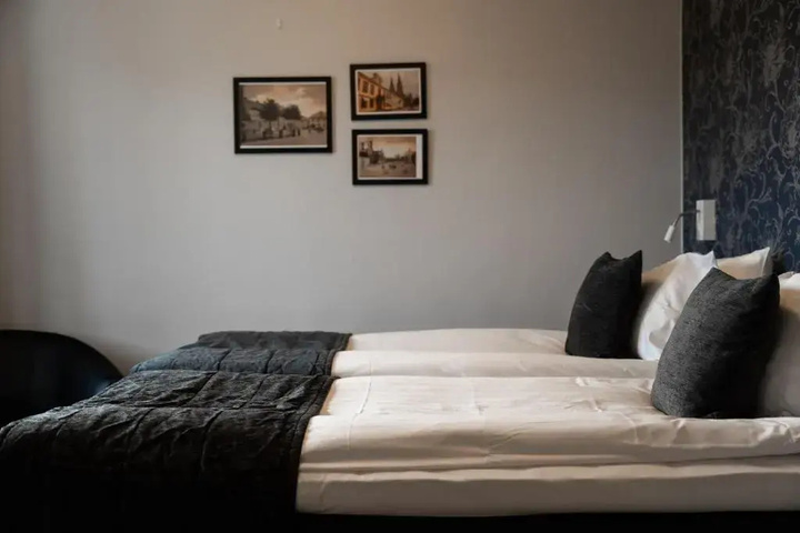 Room 6 of 8