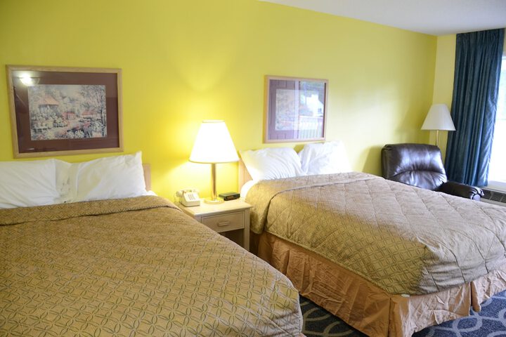 2 Double Beds (3 of 7)