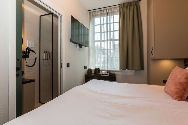 Room 9 of 97