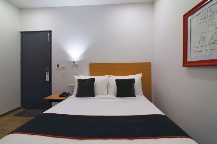 Room 32 of 46