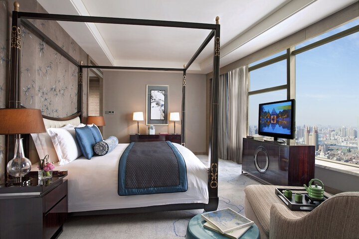 Room 4 of 33