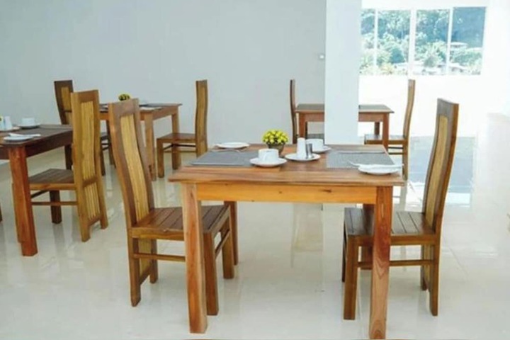 Dining 17 of 22