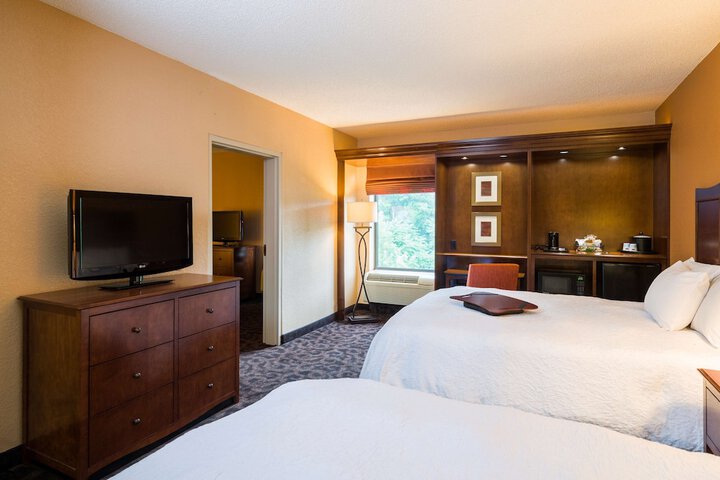 2 Queen Beds (6 of 9)