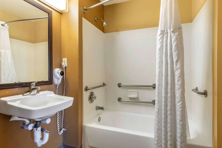 Deluxe Studio Double Bed Accessible (6 of 15)