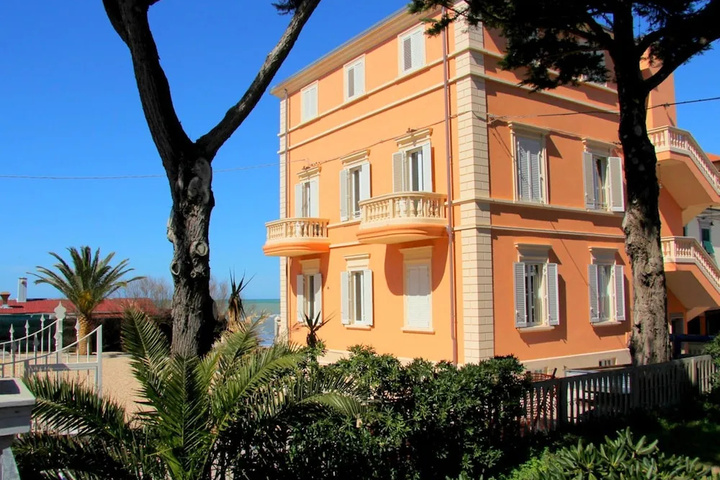 Elegant Holiday Home With Terrace Parking, Fenced Garden