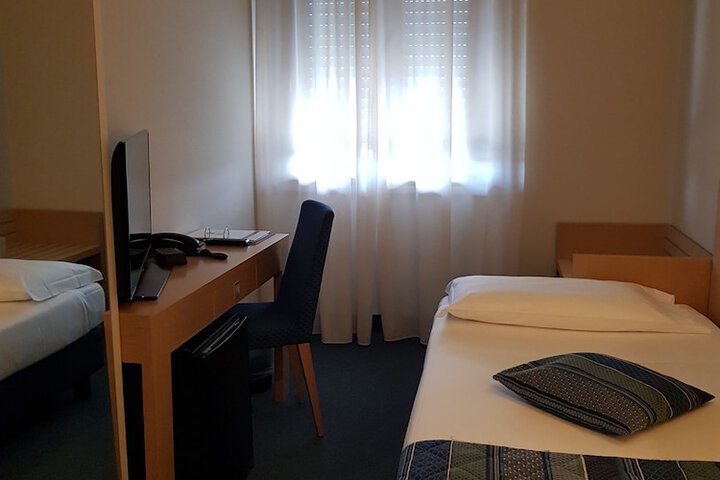 Room 12 of 46
