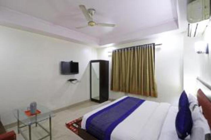 Room 6 of 13