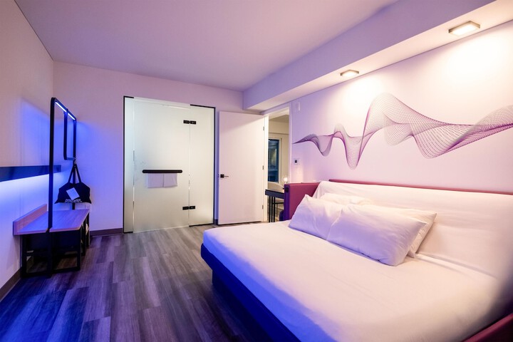 Room 10 of 35