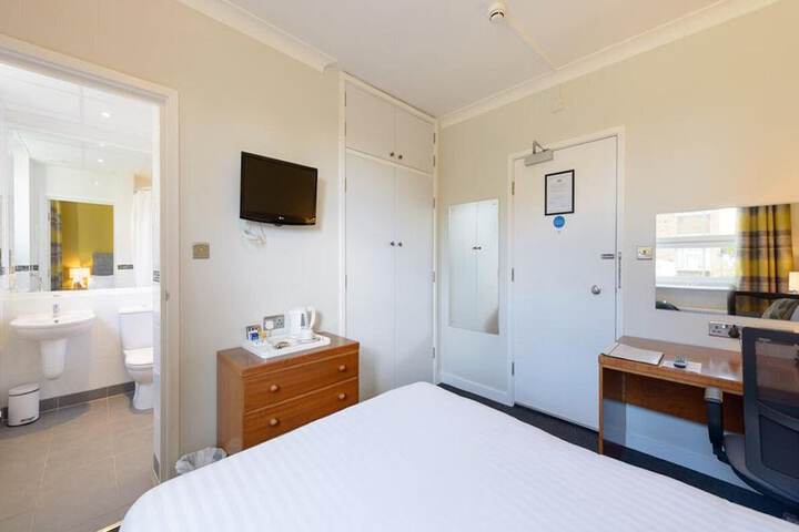 Room 10 of 38