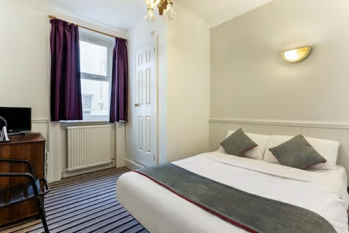 Room 10 of 32