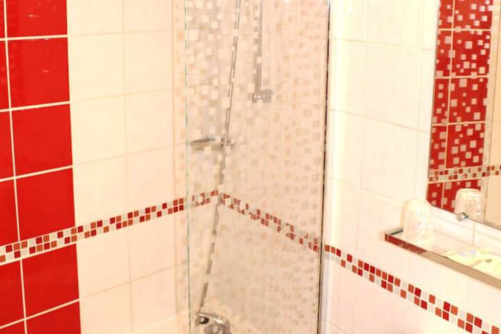 Room 9 of 25