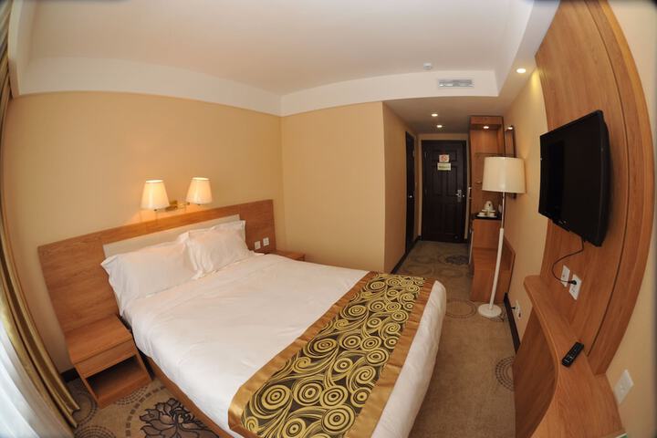 Room 10 of 28