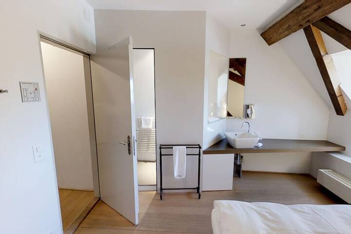 Room 12 of 27