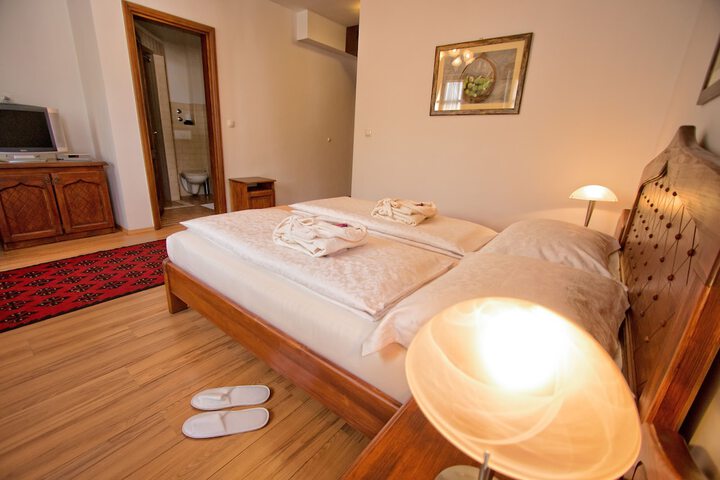 Room 10 of 29