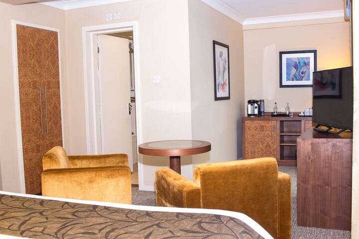 Room 10 of 42