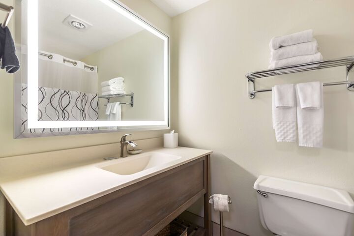 1 King Bed Refridgerator High Speed Internet Coffee Maker, Hair Full Breakfast (7 of 23)